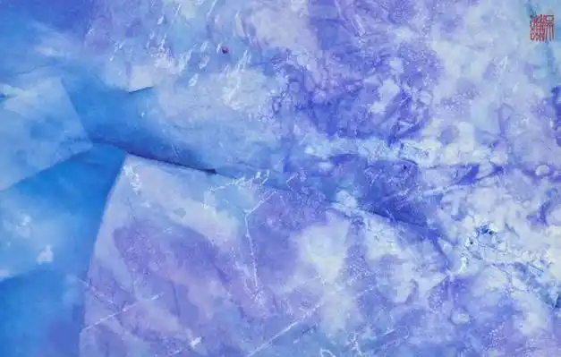 展览上新的蓝色调抽象绘画延续了马列维奇的"纯感知"概念.