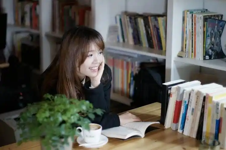 一本本子,有什感想或者看到触动灵魂的金句就记下了,发个朋友圈,也