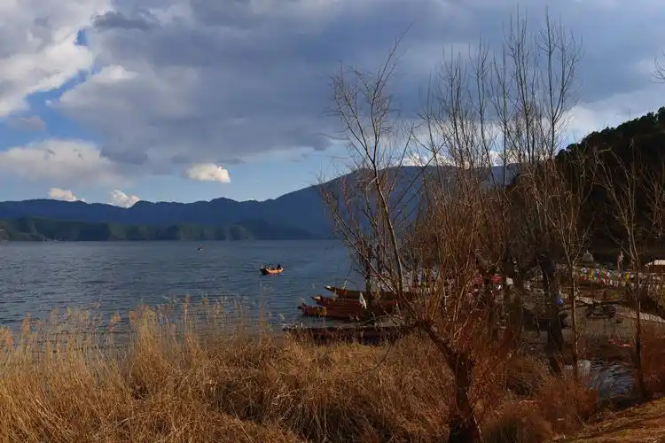 小落水村位于泸沽湖北部,格姆女神山下的小山谷里,三面环山,一面向湖