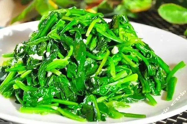 清淡的蒜蓉菠菜,简单美味不长肉,几分钟就做好!