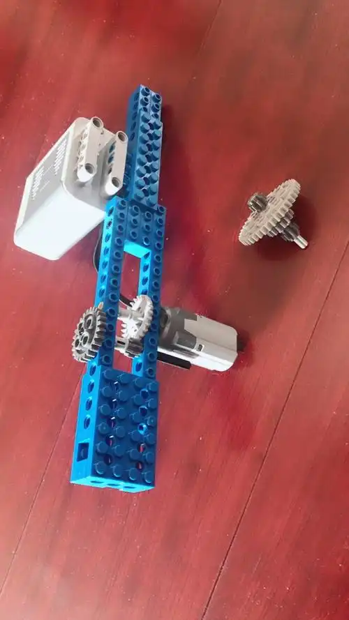 课程名称:陀螺发射器 知识点: 1.初步了解齿轮传动原理 2.