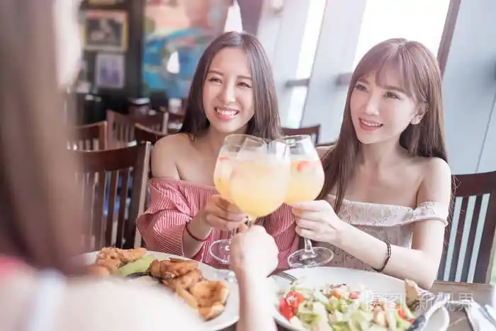 在餐馆吃饭的女人照片-正版商用图片019l7j-摄图新视界