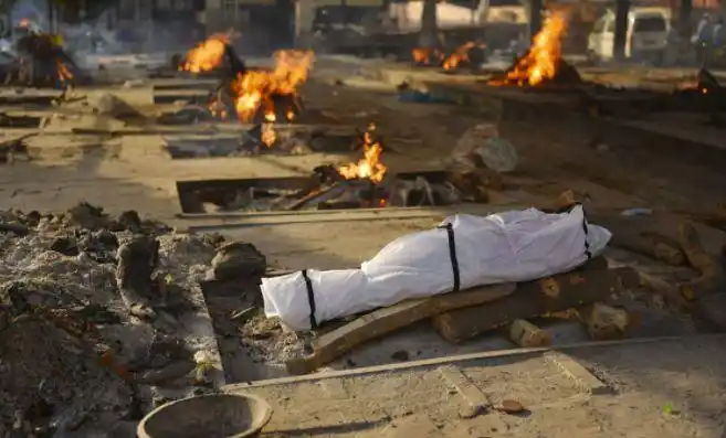 破罐子破摔火葬场彻底崩溃大批尸体被印度人直接丢进恒河