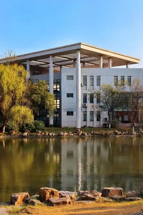 感受下来自顶级双非的设计审美. #江苏大学 #校园风景 #最 - 抖音