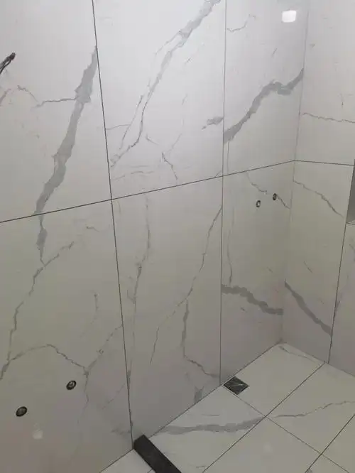 墙面整块上墙,地面切割成300*600,让瓷砖厂家把角倒好,成海棠样,现场