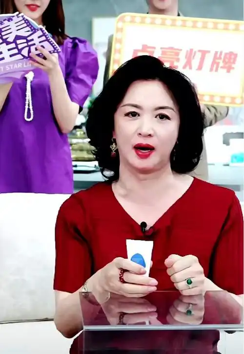 54岁金星不惧年龄拘束!穿大红裙直播尽显霸气女王范,气场太强了