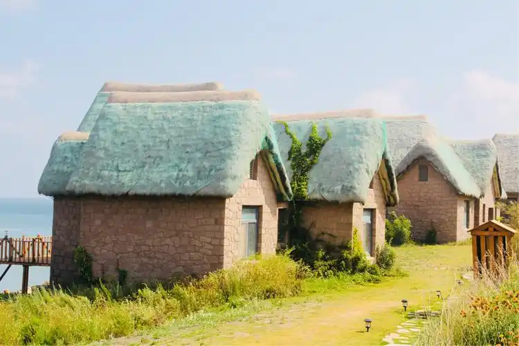 8.4威海环海公路上的新型海草房