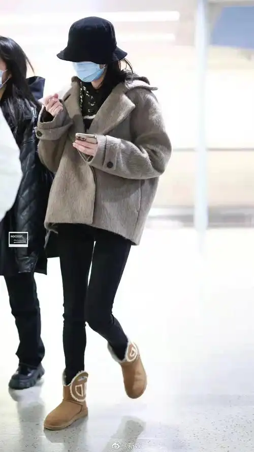 迪丽热巴0127到达图浅咖色毛呢外套黑色紧身裤雪地靴