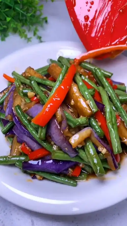 美食#茄子烧豆角,美味做法之一,值得收藏!