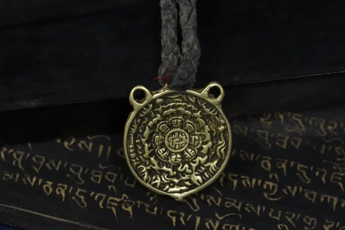 藏传九宫牌.藏传麟甲熊九宫,顶部挂件已磨损断,底部三挂环保存 - 抖音