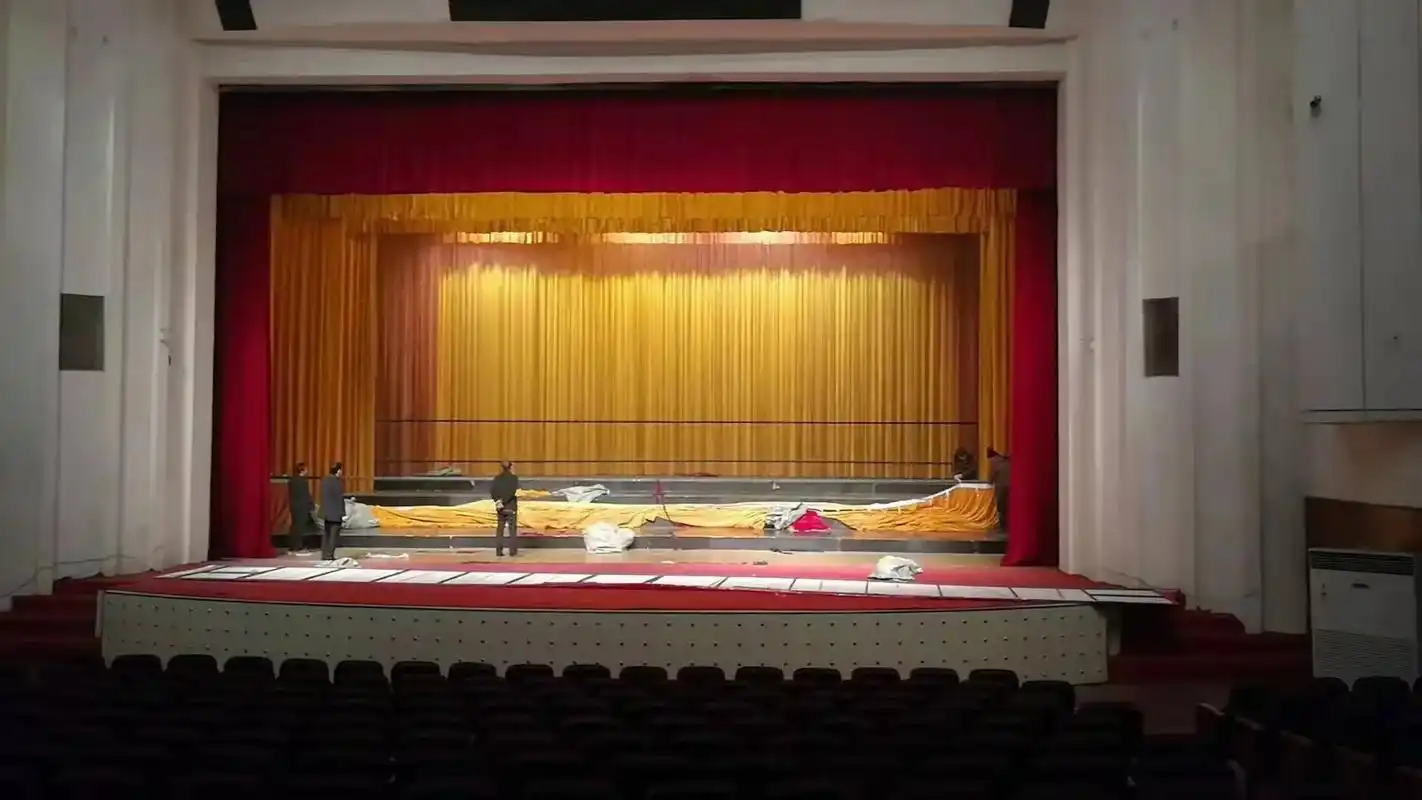 蓝色的舞台幕布如同一片宽广的海洋,让人感受到无边无际的广阔 - 抖