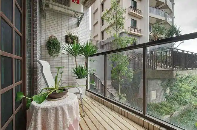 半开放式阳台木塑防水地板地面装修效果图 浅色平接实木防水木塑地板