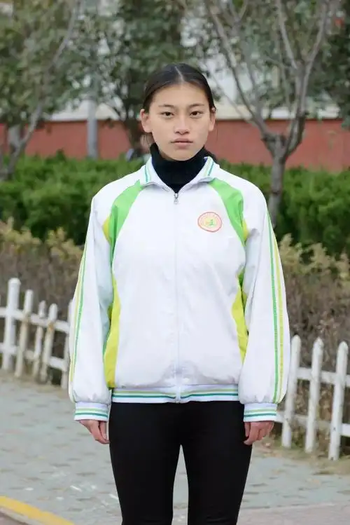 在班上我能够团结同学,乐于助人,关心班集体,爱护公物,在学习中要有