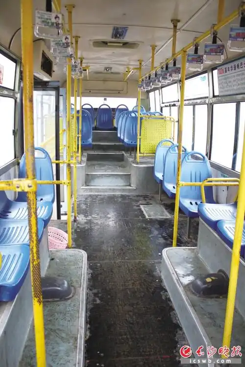 2.旧102路公交车内部.