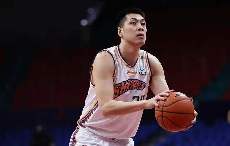 太意外!王哲林搭档退役,cba恶汉转型当教练,辅助广东老队长