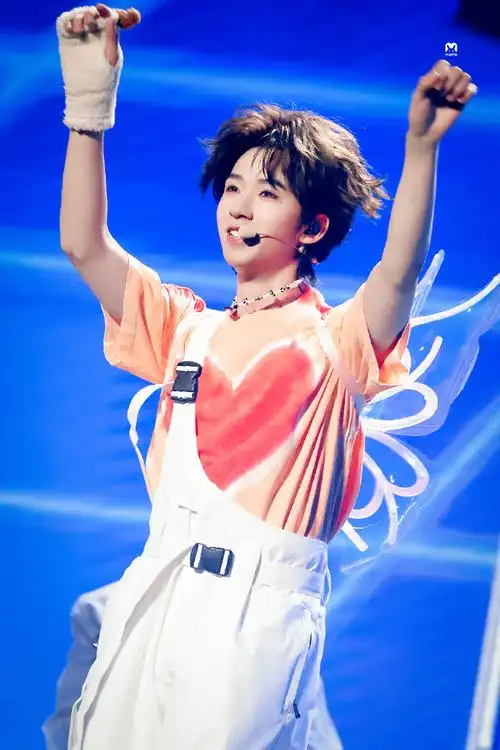 贺峻霖看到娶我灯牌的反应