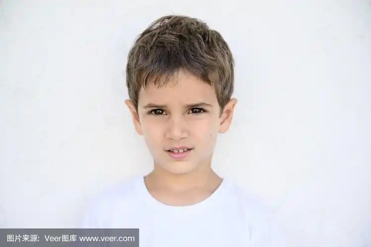 身穿白色t恤的西班牙小男孩的肖像
