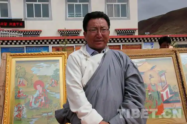 图为次仁朗加与他的噶玛噶举派唐卡画作,一幅画大概2万元.