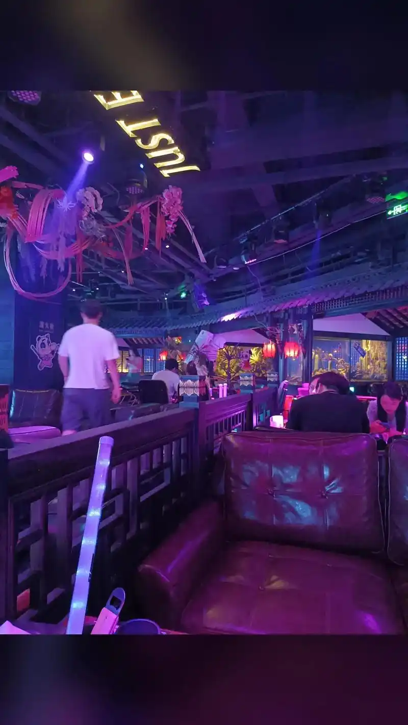 贰麻酒馆,惊喜狂欢,一降到底,4.9分推荐,爆品套餐 #探店 - 抖音