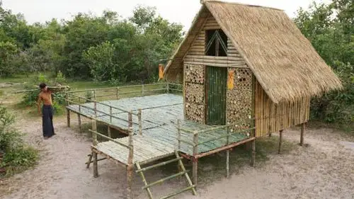 荒野求生,小伙教你如何建造竹屋,你也可以试着盖一间