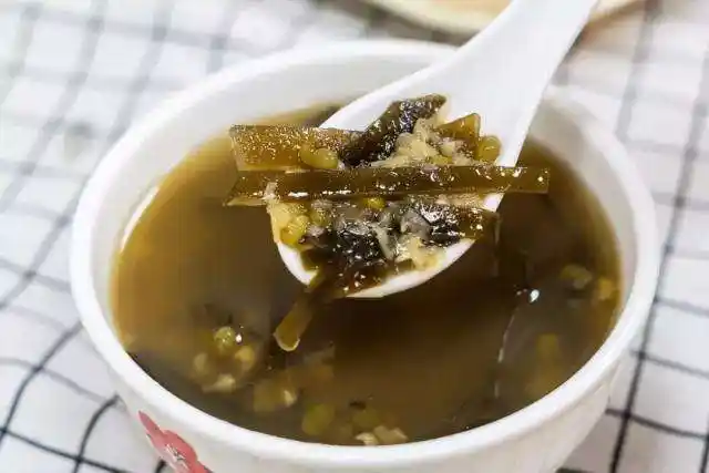 天气炎热教你制作绿豆海带糖水制作简单营养好喝又消暑