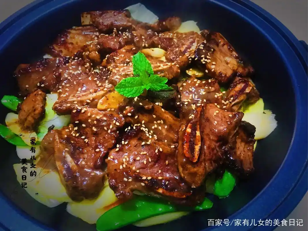 香味浓郁的干锅黑椒牛仔骨,一口咬下去肉汁丰富,耐嚼而富有弹性