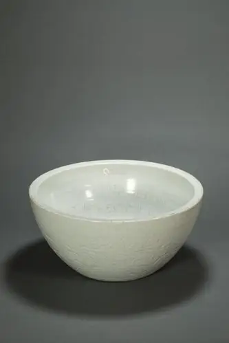 中国明代暗刻龙纹大碗