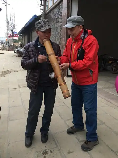 客栈老板饭后不离嘴的竹烟筒吸引了游客