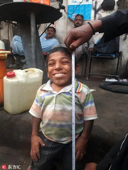 侏儒少年修车技术精湛 身高仅0.6米