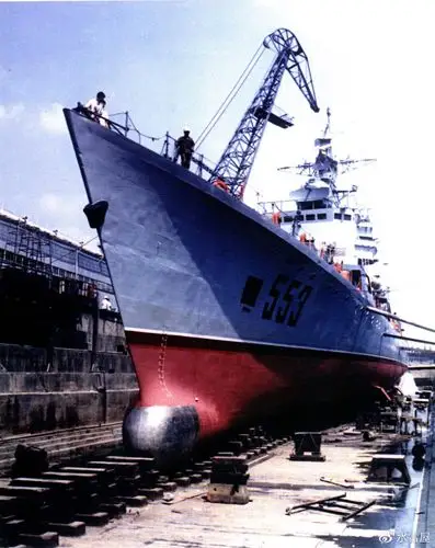 另一张照片,553韶关舰,暂时无法辨别年份,但浅灰舰体,黑色舷号,白色水