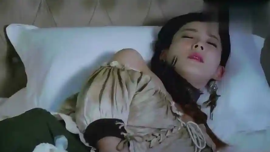 反恐特战队之猎影苏娅几杯就倒在了床上明显是装的