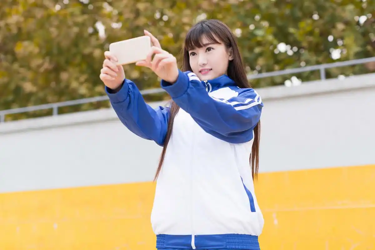 深圳女高中生火了,身穿校服青春活力,学生:这才是我们想要的  很多