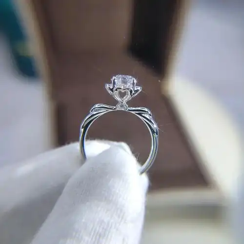 钻戒80分18k改款定制托空金戒手捧花苞四爪手饰