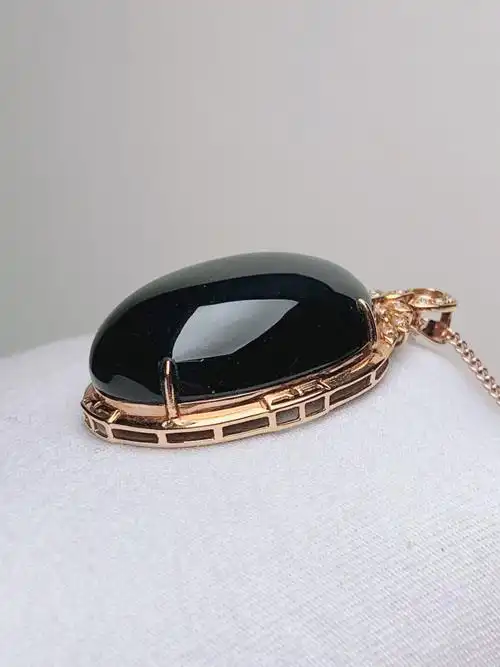 18k金镶嵌 细润墨翠蛋面翡翠吊坠