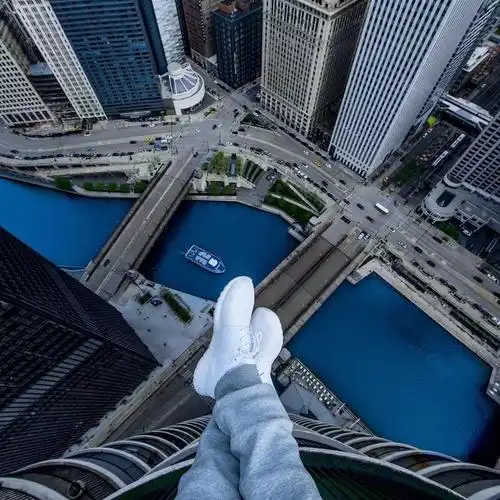 这种坐在高楼大厦楼顶边沿的照片只能算是常规操作,小编觉得这样对他