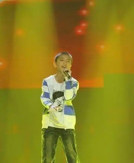 王俊凯儿时参加唱歌比赛,平头造型十分可爱,台风超好!