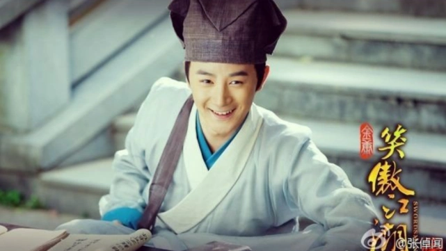 在《新笑傲江湖》中,张倬闻饰演的陆大有是令狐冲的师弟,性格活泼可爱