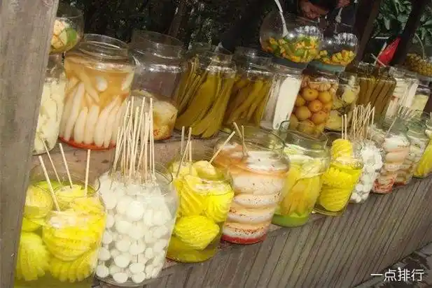 再加上辣椒,酸醋,白糖对其进行腌制,最后腌好的成品清脆爽口,十分的