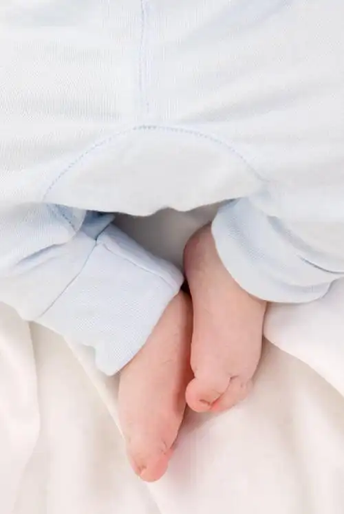 婴儿,儿童,腿部,脚,脚趾,脚趾甲,腿,一个人,竖图,俯视,特写,婴儿服装