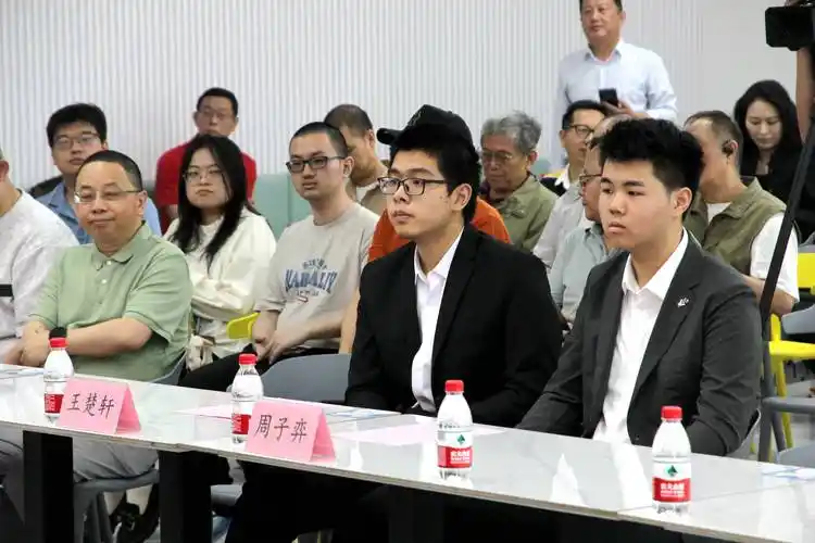 王楚轩(右二)与周子弈(右一)"新人王赛从开始举行