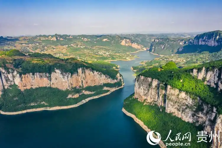 船行百里乌江画廊 尽赏两岸峡谷风光