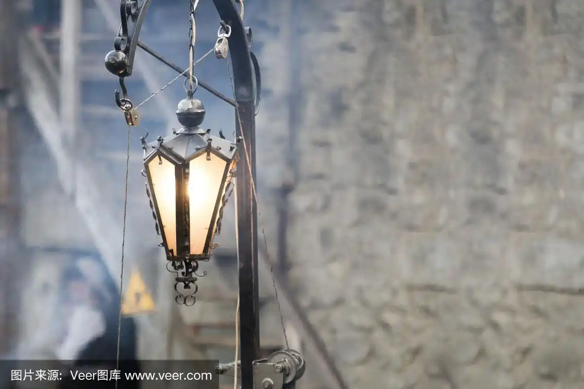 中世纪城堡里的古董灯笼