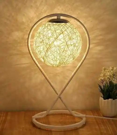 收藏了很久的台灯,有不同的颜色可选,可配各种风格.开灯的时候.