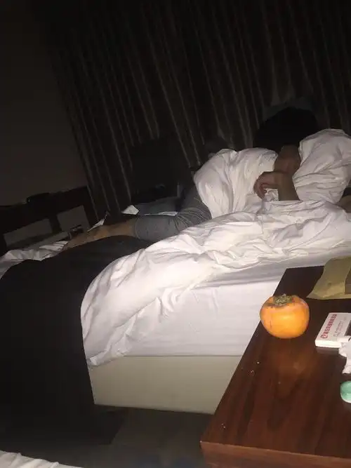 哎 酒店不行 睡不着 隔壁老王在打呼 怎么破?