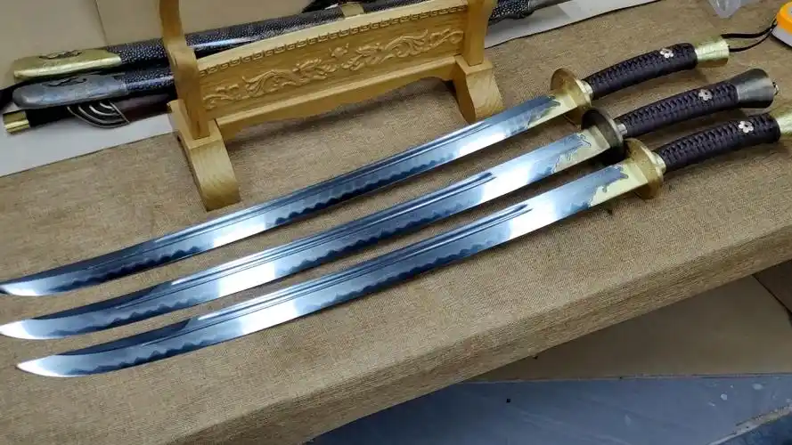 三把传统龙泉手工刻花雁翎刀,已经很少工匠做手工包铜了,非常漂亮