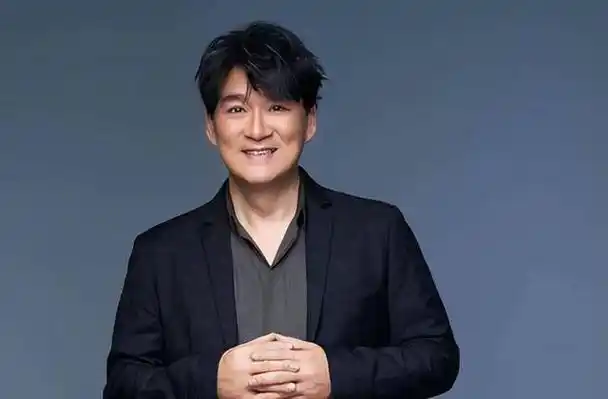 18岁与初恋失联,25岁迎娶外国女友,周华健传奇人生和坎坷感情路