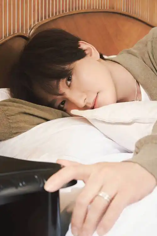 安七炫以正规4辑《eyes on you》证明值得信赖的歌唱魅力,共收录10首