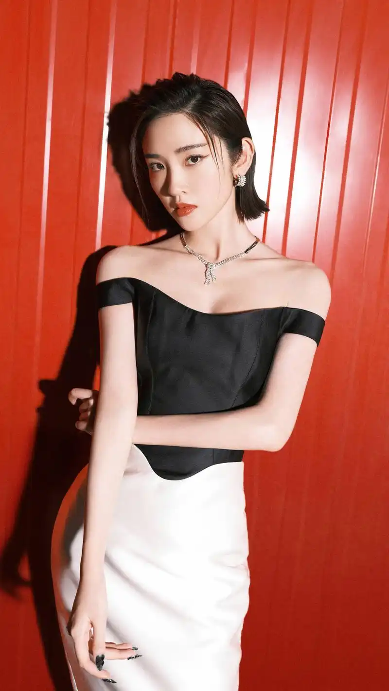 演员唐艺昕,笑容甜美,家庭和睦,气质出众,来看美照