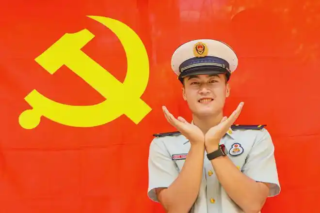 建党100周年我与党旗合影用镜头定格信仰