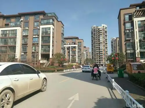 莱茵湖复式楼,送一个空中花园, 二手房, 4室2厅2卫, 66万元 - 驻马店